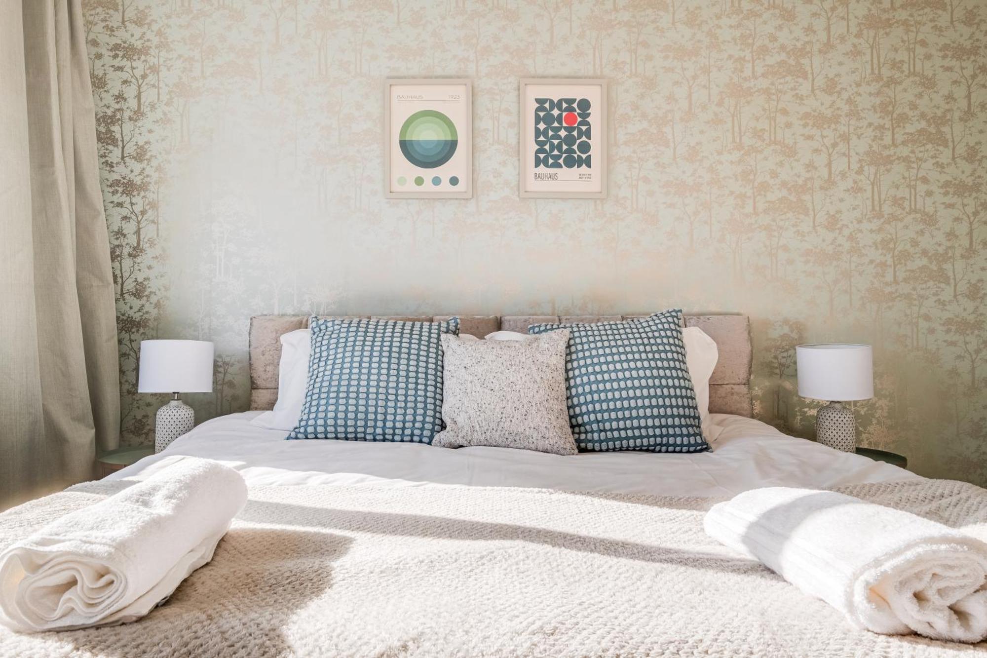 Comfy And Freshly Redecorated Home By Our Home Short Stays Close To Town Centre With Free Parking Bedford Bagian luar foto