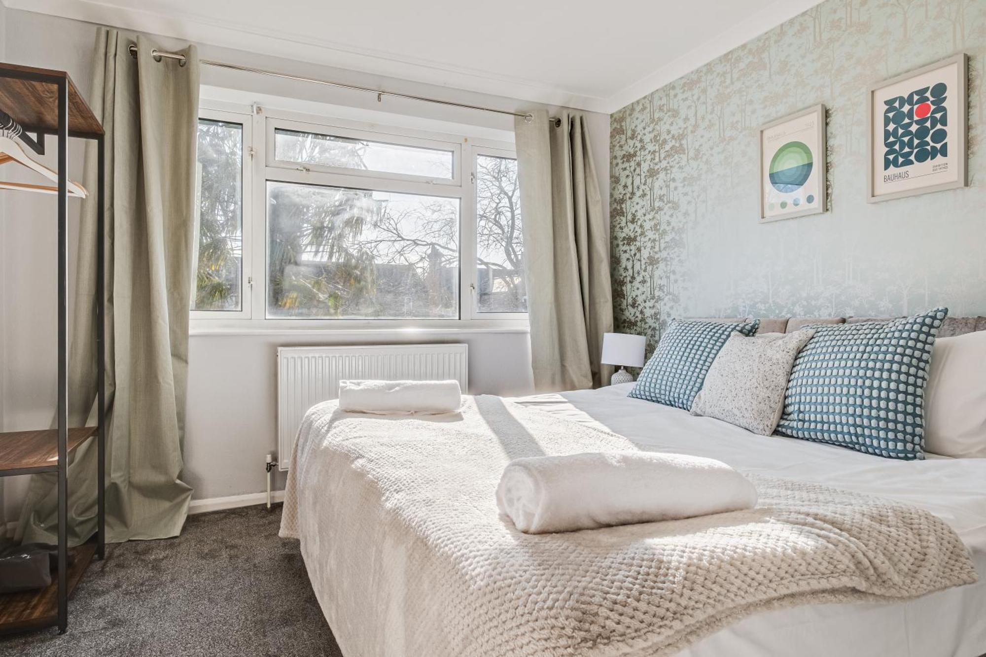 Comfy And Freshly Redecorated Home By Our Home Short Stays Close To Town Centre With Free Parking Bedford Bagian luar foto