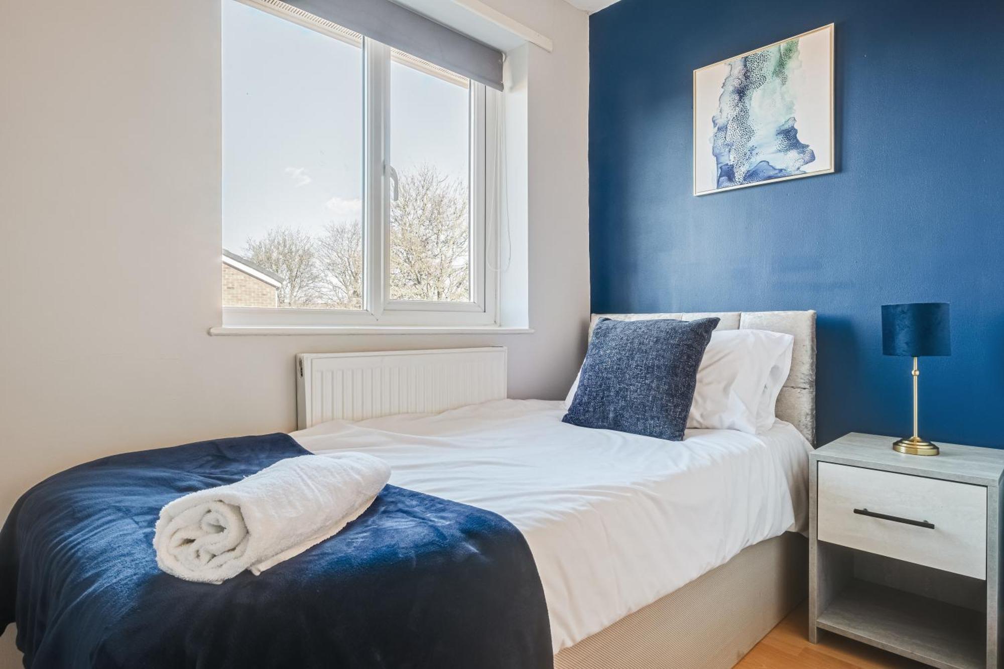 Comfy And Freshly Redecorated Home By Our Home Short Stays Close To Town Centre With Free Parking Bedford Bagian luar foto