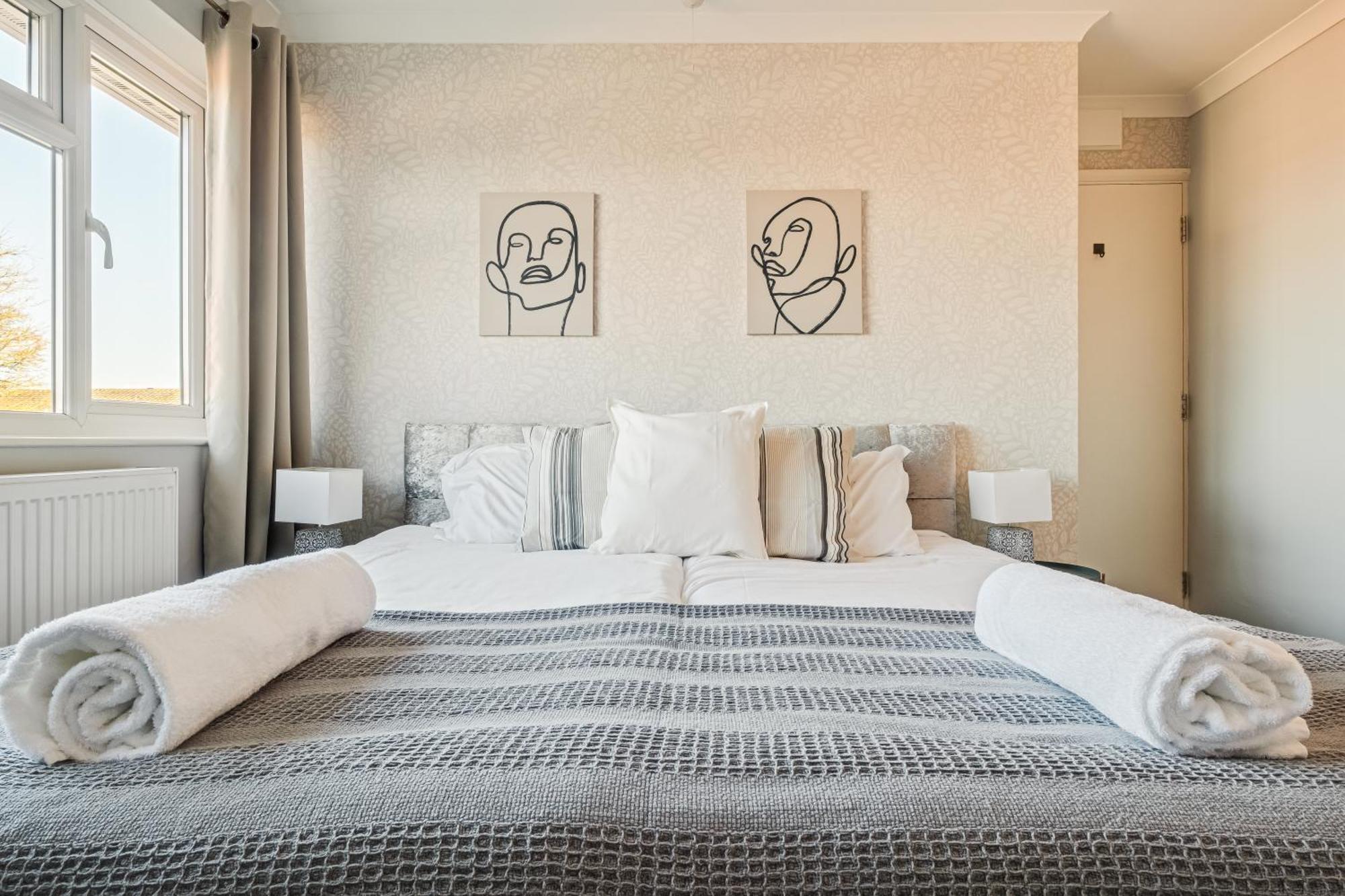 Comfy And Freshly Redecorated Home By Our Home Short Stays Close To Town Centre With Free Parking Bedford Bagian luar foto