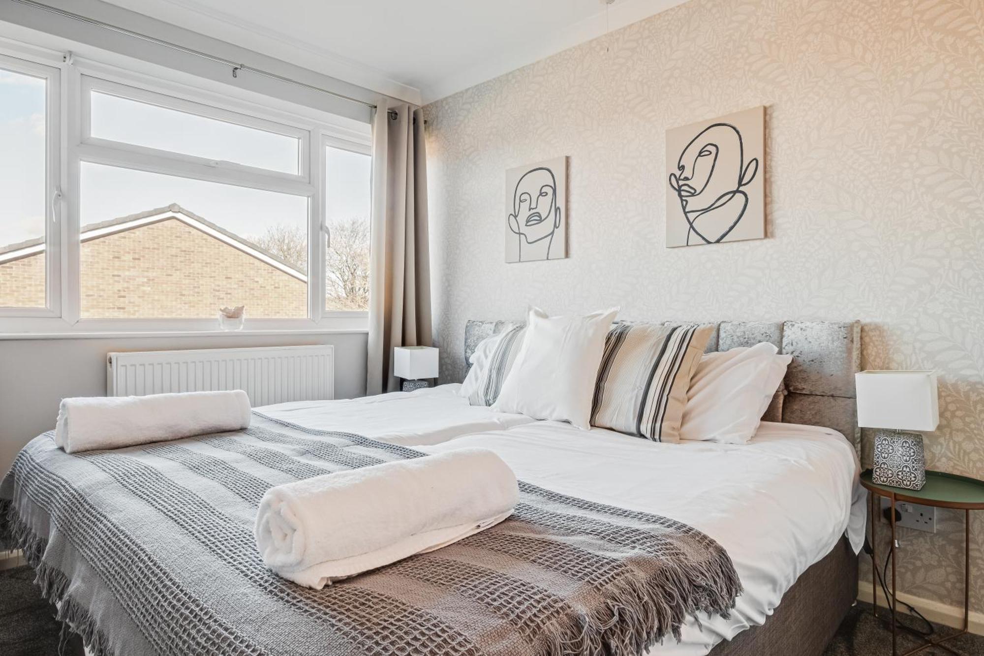Comfy And Freshly Redecorated Home By Our Home Short Stays Close To Town Centre With Free Parking Bedford Bagian luar foto